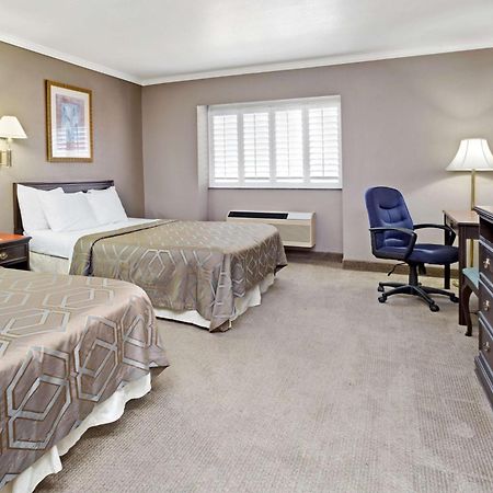Days Inn By Wyndham West Covina Buitenkant foto