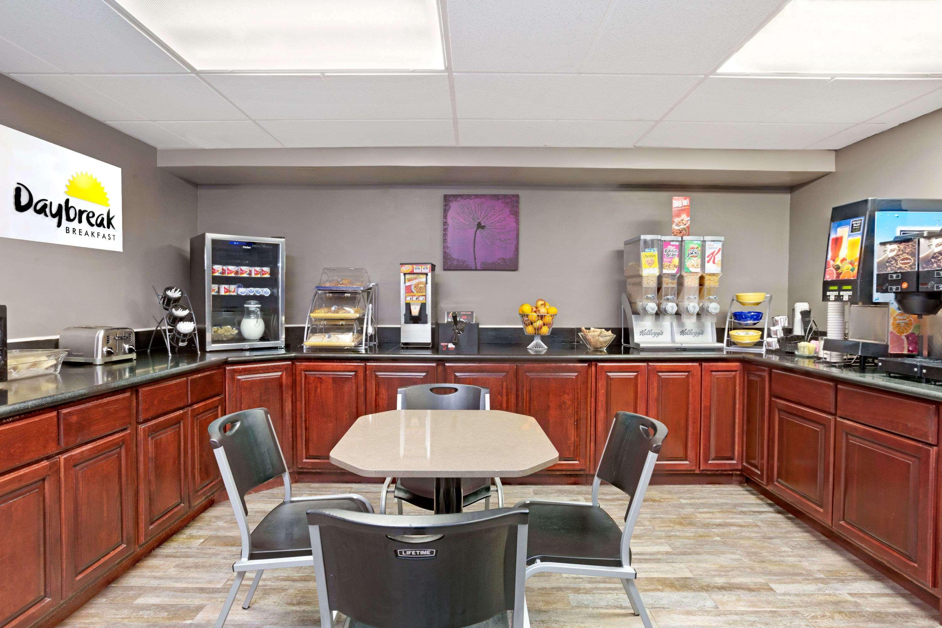 Days Inn By Wyndham West Covina Buitenkant foto