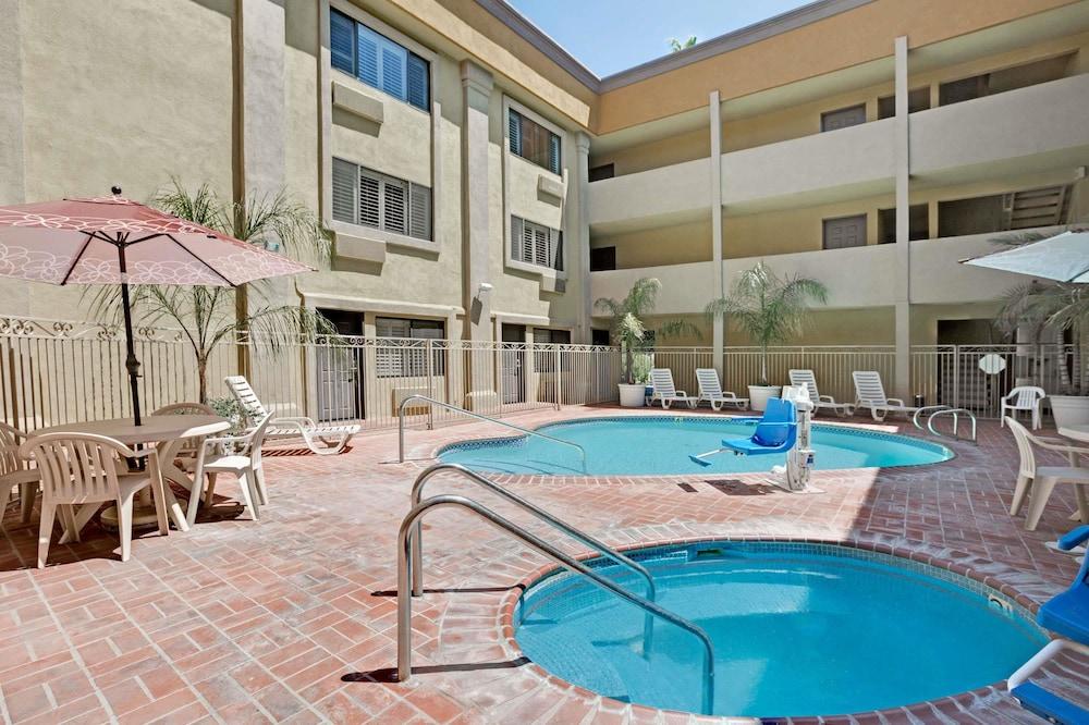 Days Inn By Wyndham West Covina Buitenkant foto