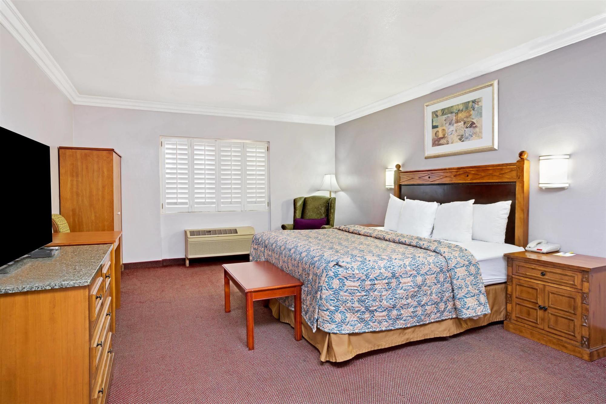 Days Inn By Wyndham West Covina Buitenkant foto